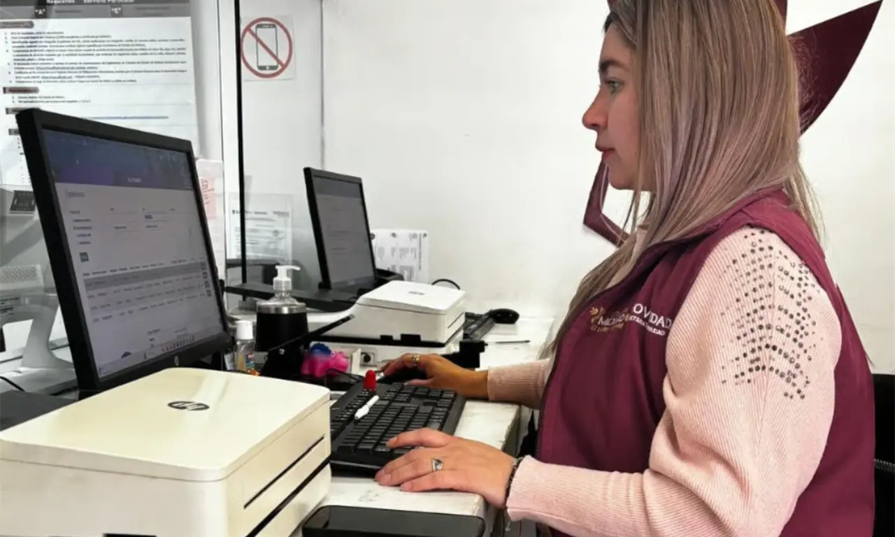  Esta modalidad agrega una alternativa adicional al proceso presencial, permitiendo que los usuarios con licencias próximas a vencer puedan llevar a cabo todo desde casa. 