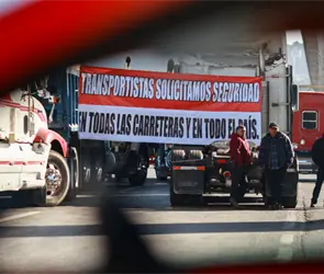 Campesinos y transportistas paralizan carreteras: las exigencias que detonaron el caos vial en México