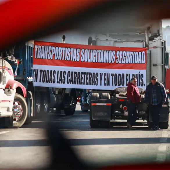 Campesinos y transportistas paralizan carreteras: las exigencias que detonaron el caos vial en México