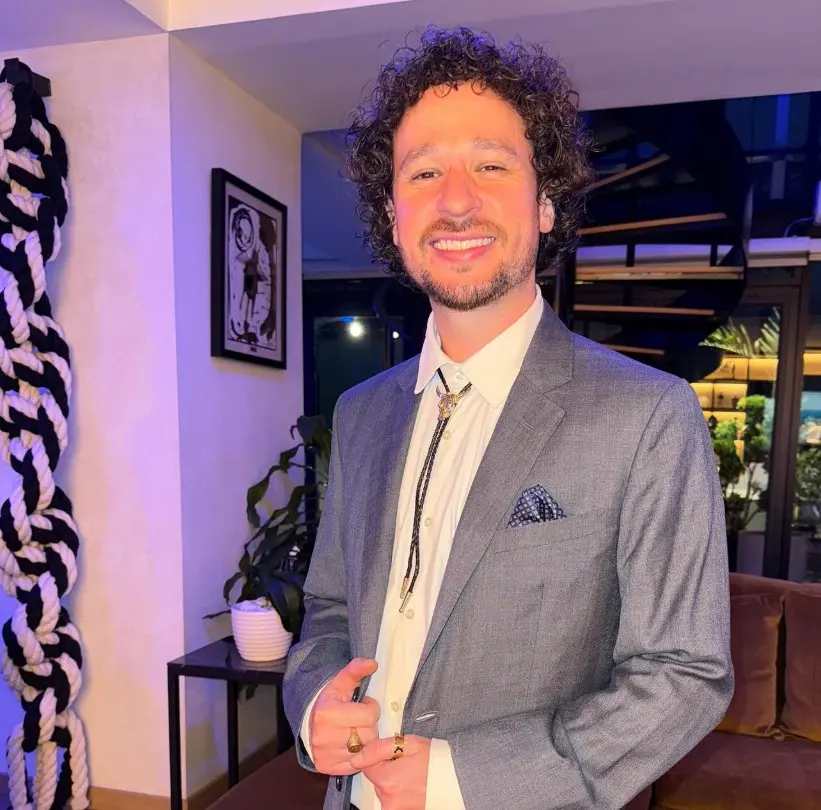 Aunque Luisito Comunica pasa mucho tiempo viajando, en algunas ocasiones también graba contenido desde su departamento.