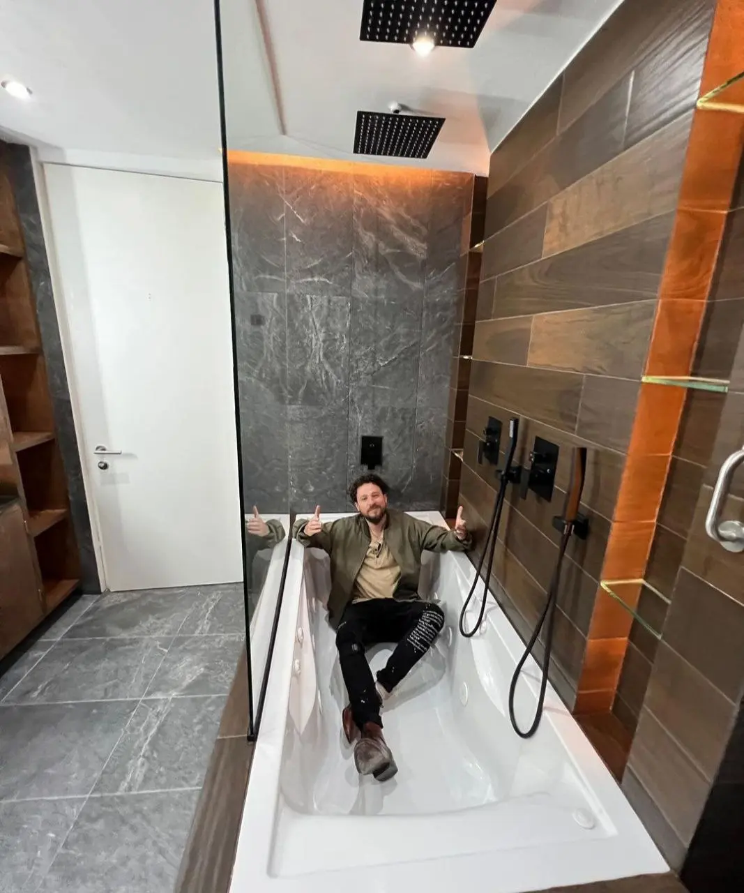 En su baño cuenta con una tina y mandó a colocar mosaicos en las paredes blancas.