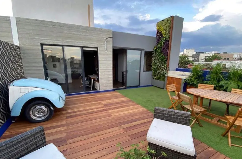 El departamento tenía dos pisos y contaba con su propia terraza, donde el youtuber adaptó la parte delantera de su bocho como un asador.