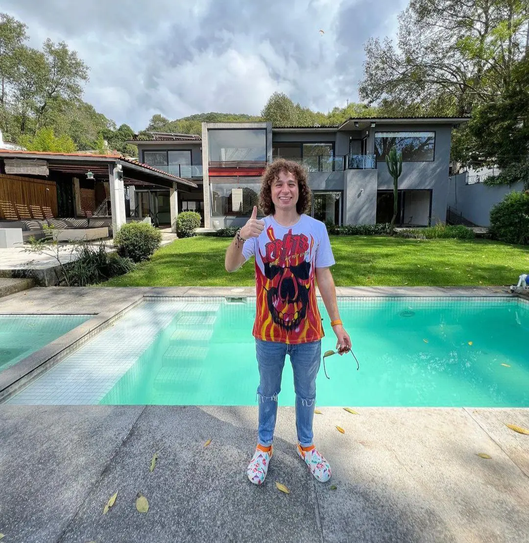 Además, el influencer ha podido comprarse algunas propiedades e incluso adquirió una casa en Venezuela, el país natal de su novia.
