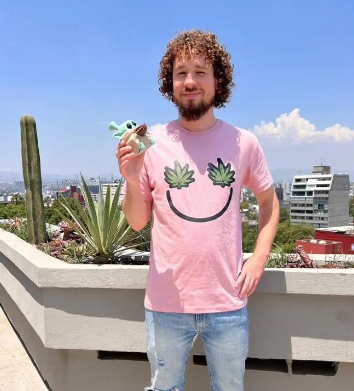 Su nuevo hogar también cuenta con ventanas muy amplias que le permiten ver la ciudad.