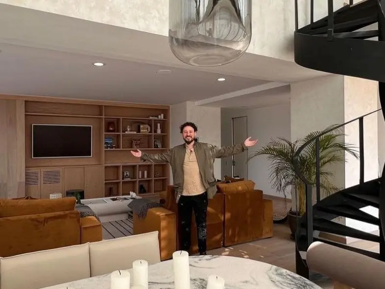 El actual departamento de Luisito Comunica cuenta con dos pisos.