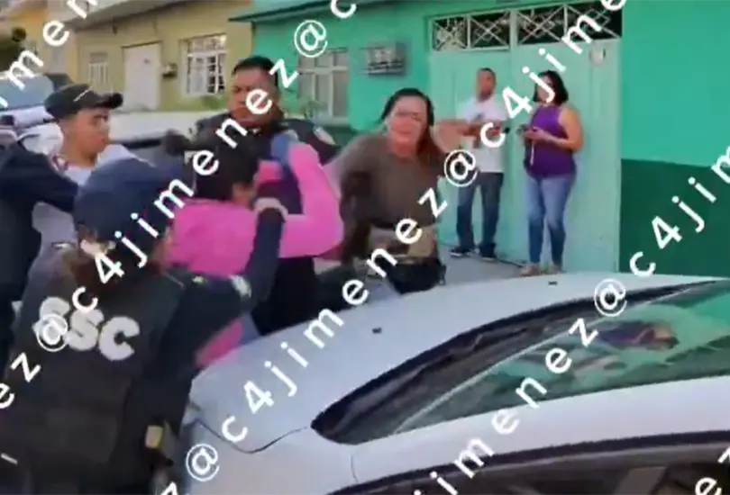 Madre golpea al hombre que baleó a su hijo en Cuautepec Madre golpea al hombre que baleó a su hijo en Cuautepec