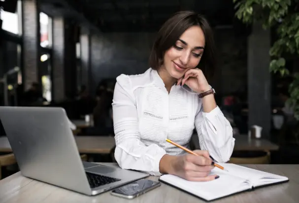 El crecimiento de Saberes MX busca responder a un entorno académico que ha sido rebasado por la velocidad con que avanzan las nuevas tecnologías. Freepik.