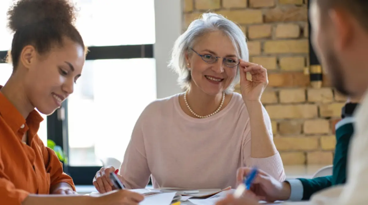 Los beneficios de la mentoría intergeneracional. Freepick.