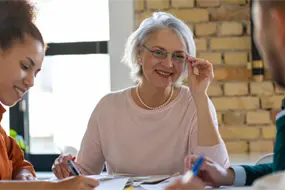 Mentoría sabia: El valor educativo de las personas adultas mayores