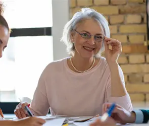 Mentoría sabia: El valor educativo de las personas adultas mayores