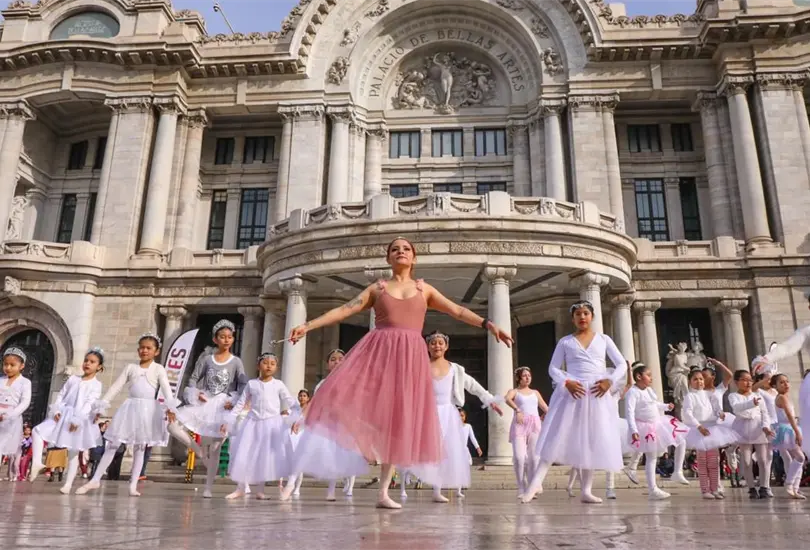 La ciudad se prepara para vivir una mañana llena de música, color y magia navideña. La ciudad se prepara para vivir una mañana llena de música, color y magia navideña.