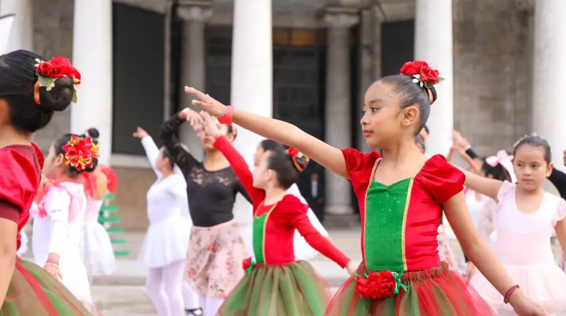 La presentación gratuita se llevará a cabo el viernes 28 de noviembre de 2025 a las 11:30 horas, en la explanada ubicada frente al Palacio de Bellas Artes. Pilares.