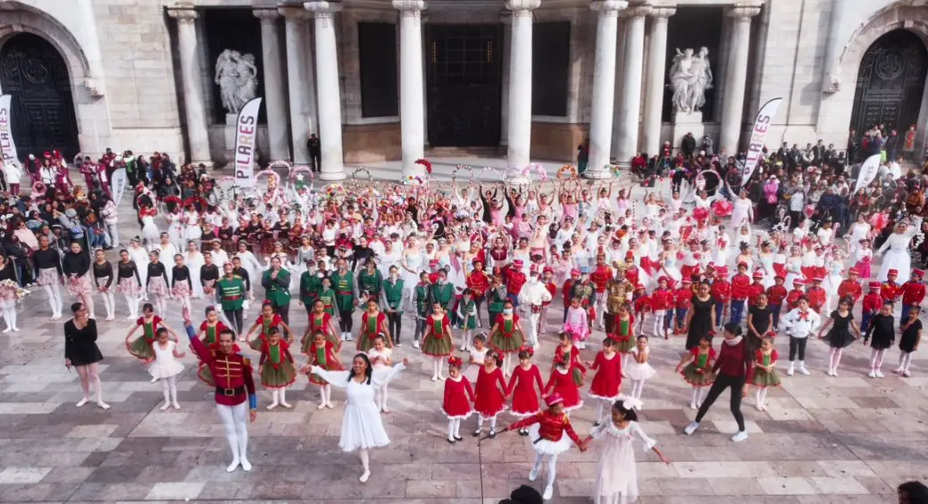 La función estará acompañada por la Orquesta Opus 88, que dará vida a la icónica música de Tchaikovsky en vivo, elevando aún más la experiencia festiva. Pilares.