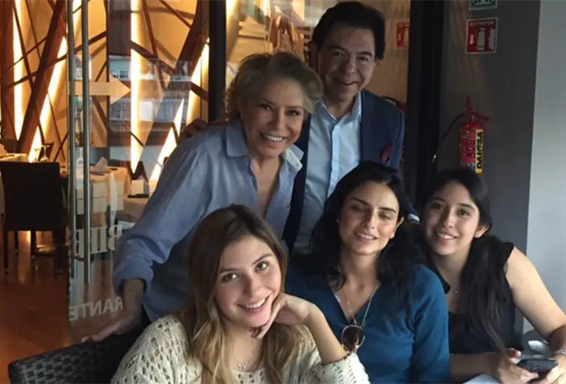 Gabriela Michel con su esposo e hijas Gabriela Michel con su esposo e hijas