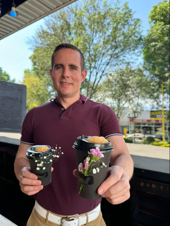 Como emprendedor ha fundado diversos proyectos con enfoque social y cultural, como URANI Cafeterías y Heladerías. Facebook.