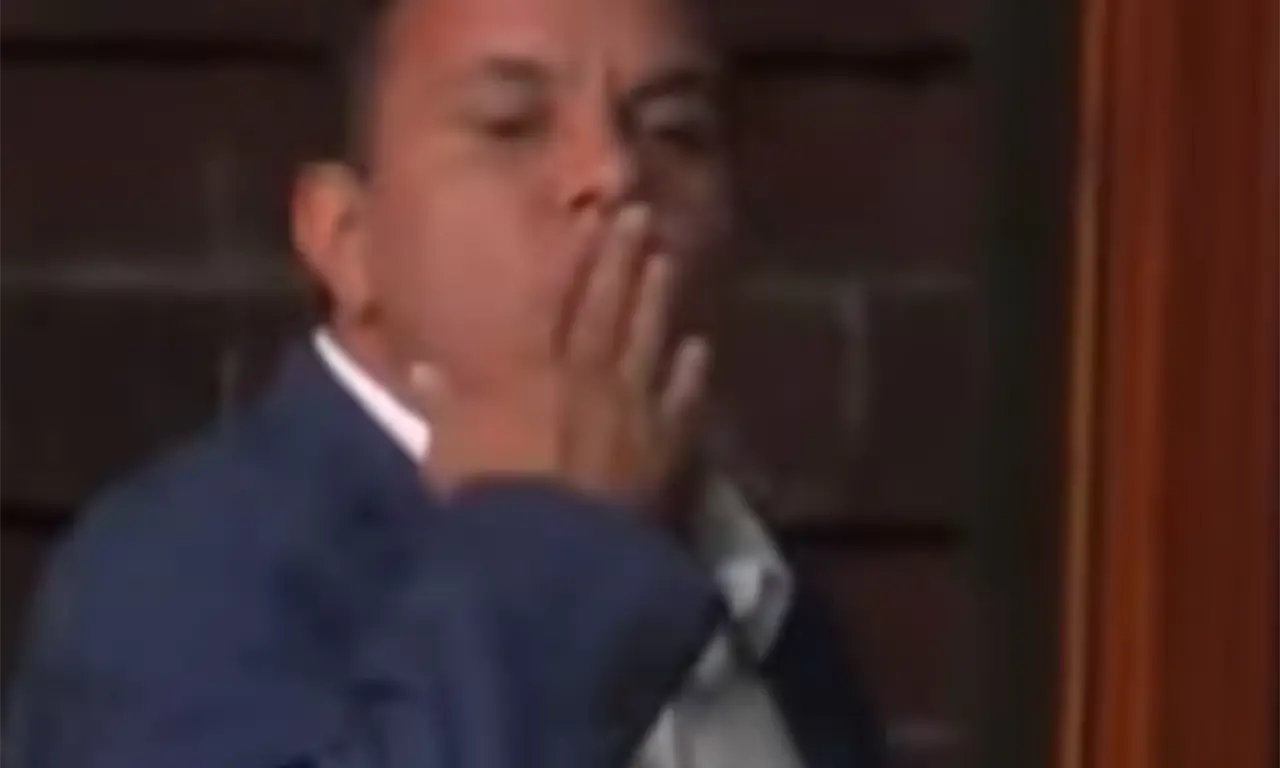  Tras ser señalado como “violentador”, Blanco se retiró de la Cámara de Diputados, pero antes de irse volteó y envió un beso a la legisladora. 