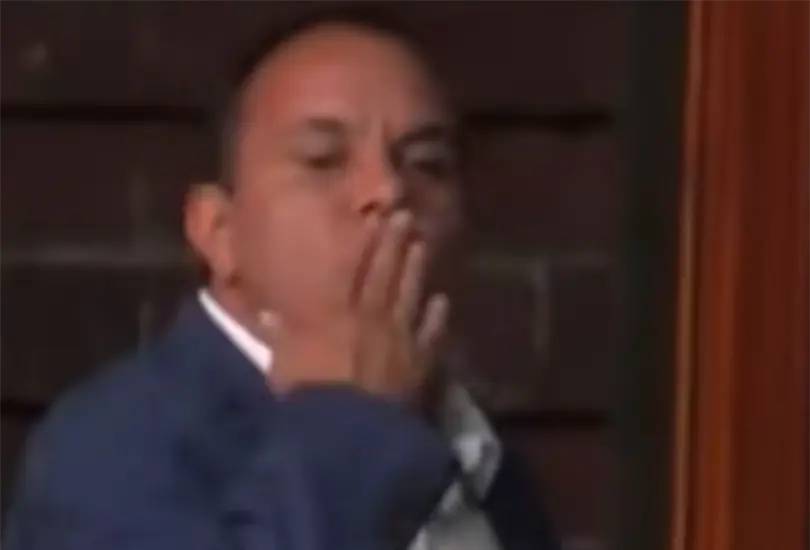 Tras ser señalado como "violentador", Blanco se retiró de la Cámara de Diputados, pero antes de irse volteó y envió un beso a la legisladora. Tras ser señalado como "violentador", Blanco se retiró de la Cámara de Diputados, pero antes de irse volteó y envió un beso a la legisladora.