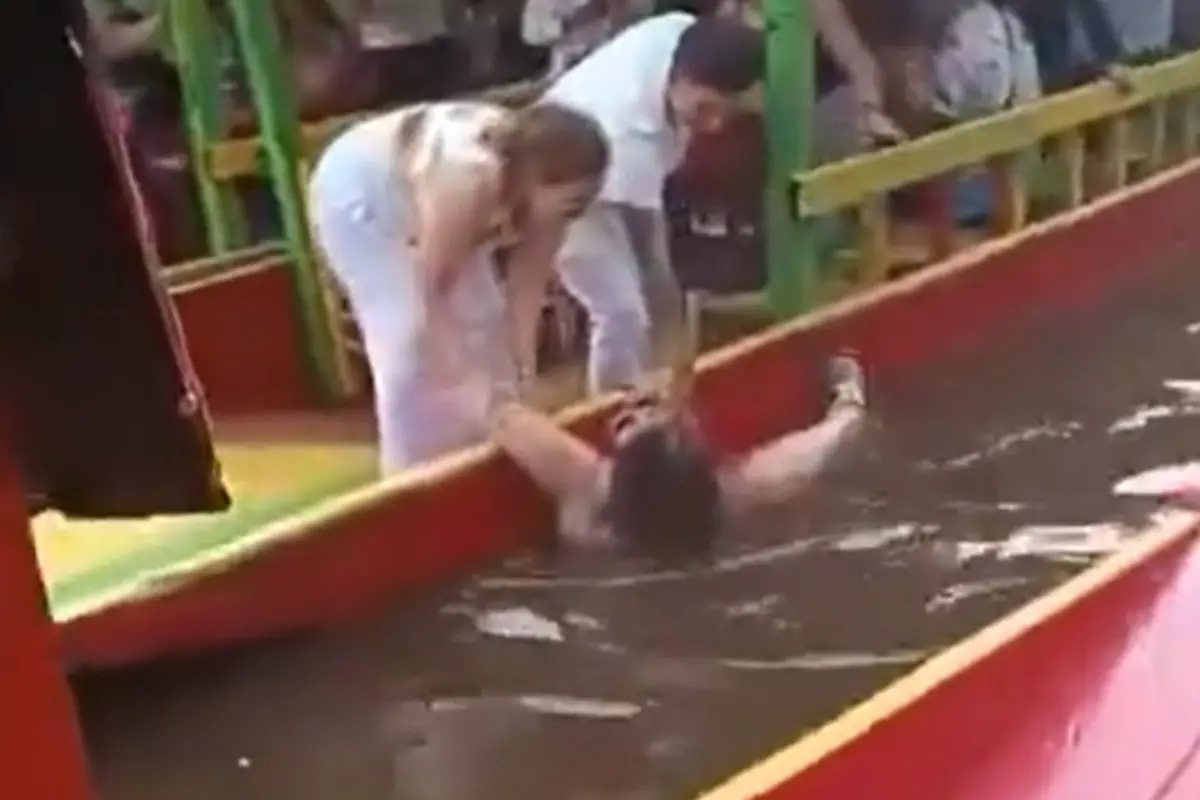  Turista extranjera cae de trajinera y de milagro logran salvarla de ahogarse 