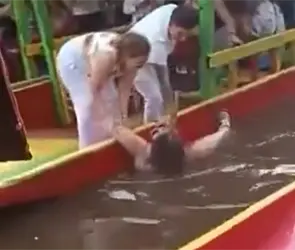 Turista extranjera cae de trajinera y de milagro logran salvarla de ahogarse