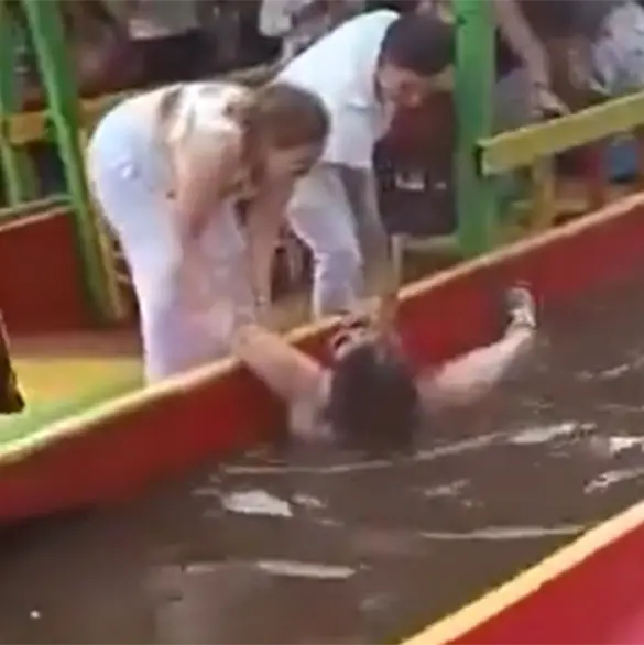 Turista extranjera cae de trajinera y de milagro logran salvarla de ahogarse