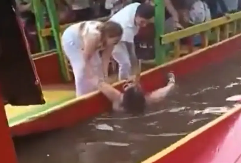Turista extranjera cae de trajinera y de milagro logran salvarla de ahogarse