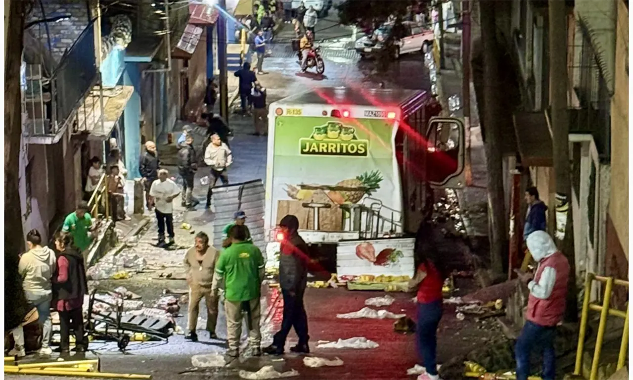  Momento exacto en que camión de Jarritos pierde el control y choca contra una casa en Paso Florentino en Álvaro Obregón 