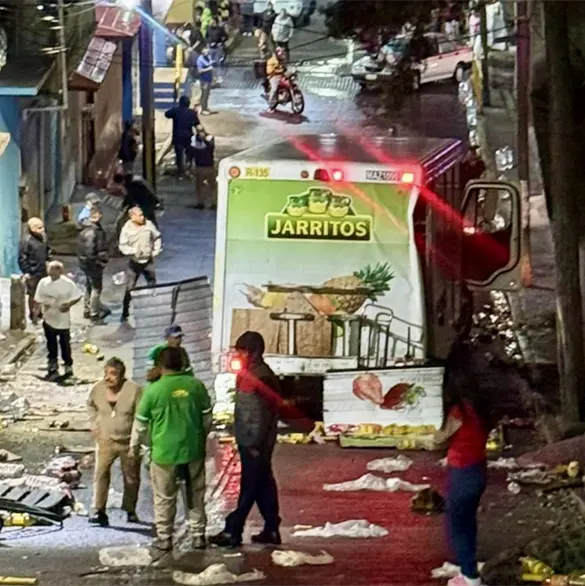 Momento exacto en que camión de Jarritos pierde el control y choca contra una casa en Paso Florentino en Álvaro Obregón