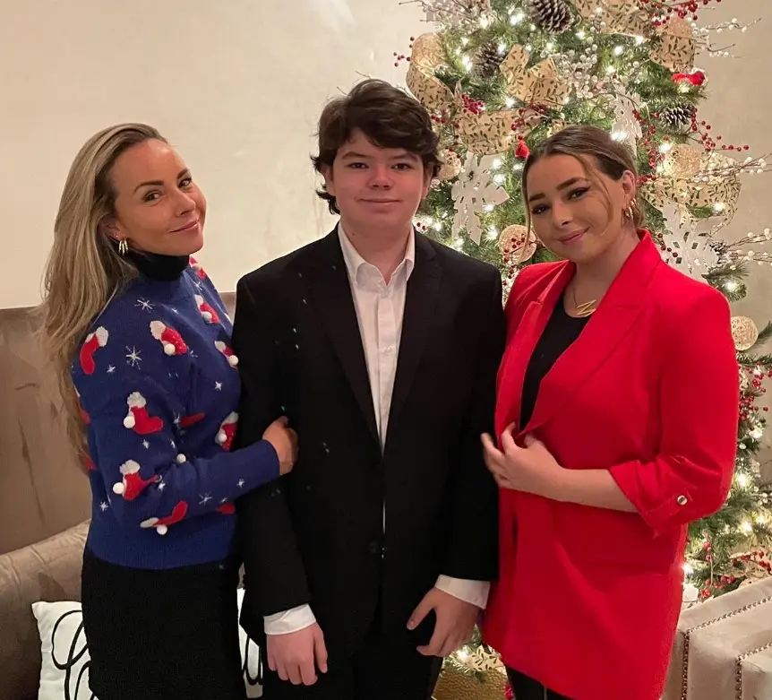 Tiene un hermano menor llamado Santiago.