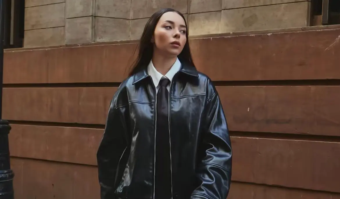 Tiene 20 años de edad.