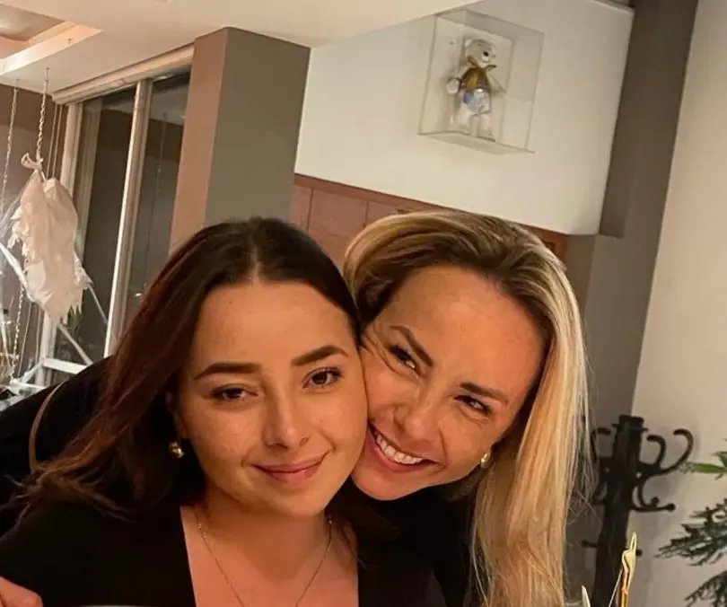 Su madre es Vanessa Adame, la hija mayor del presentador.