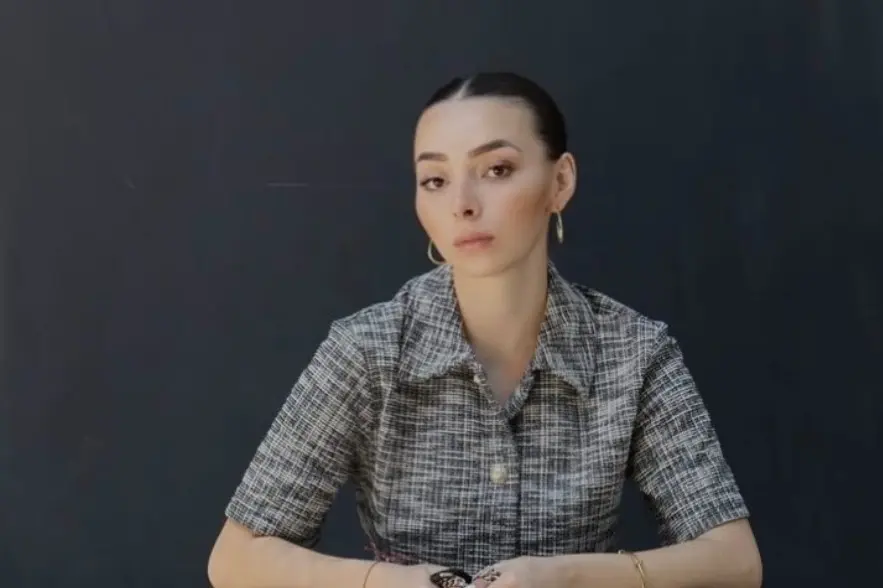 Uno de sus primeros invitados fue justamente su abuelo, quien compartió detalles de su carrera en la televisión.