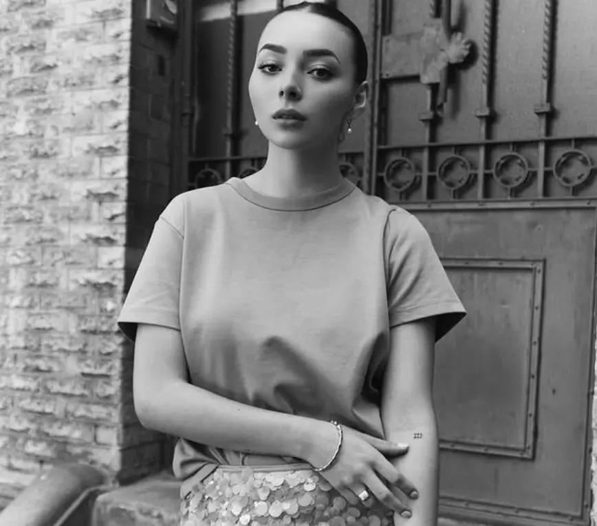 Mientras que en TikTok comparte tips de moda y belleza.