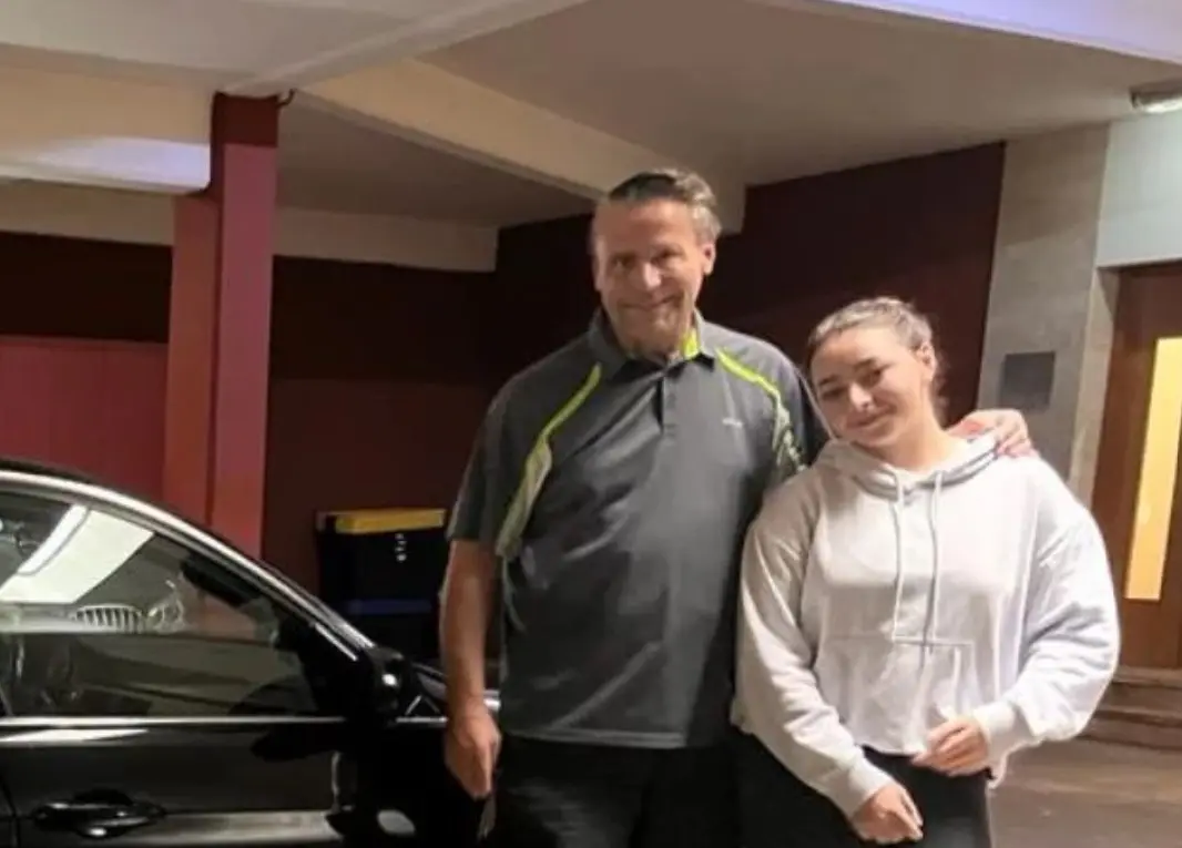 En agosto de 2022, el conductor presumió que le había regalado su primer auto a su nieta con motivo de su cumpleaños número 17.