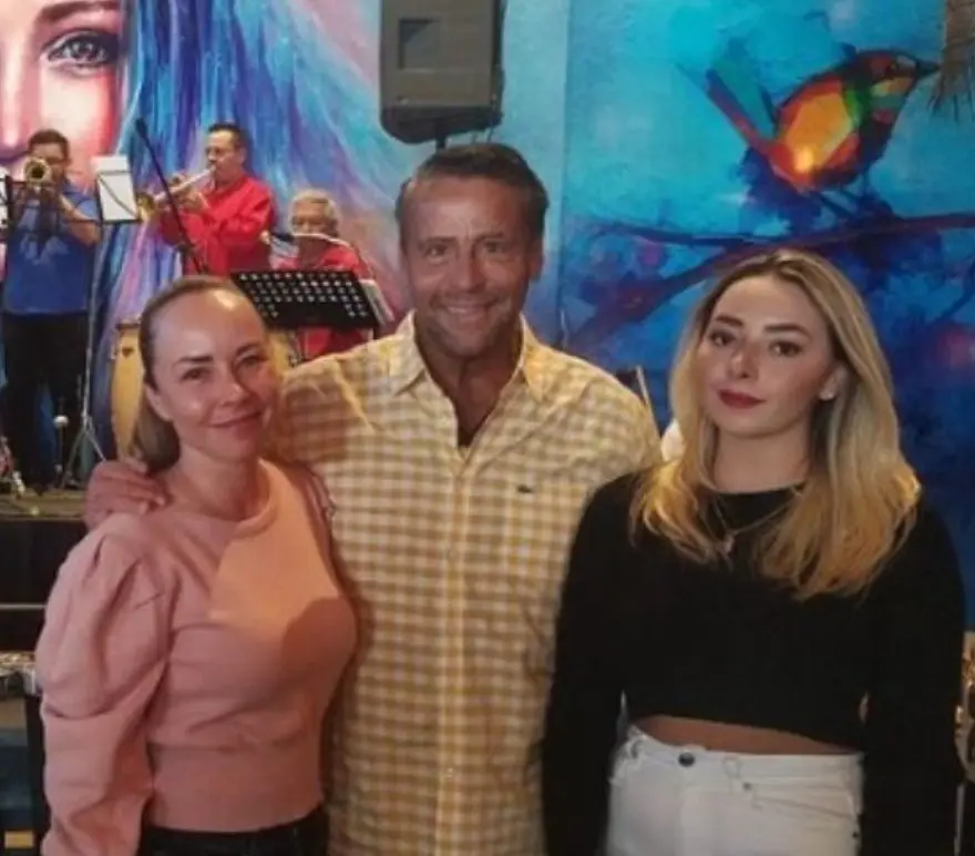 Aunque no tiene buena relación con los hijos que tuvo con Mary Paz Banquells, sí es muy cercano a su hija mayor y a su nieta.