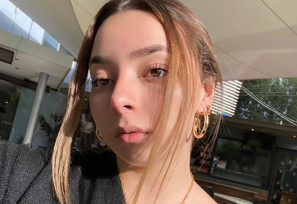 Además, usa sus redes sociales para apoyar a su abuelo en los distintos reality shows en los que ha participado.