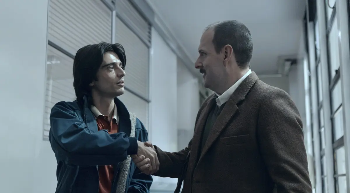 Estado de fuga 1986 (4 de diciembre). En este escalofriante drama inspirado en una masacre que sacudió a la Bogotá de los años 80, un veterano del ejército entabla una amistad con un joven estudiante.