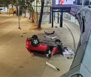 Video capta el momento en que camioneta impacta y cae desde la Glorieta de Insurgentes