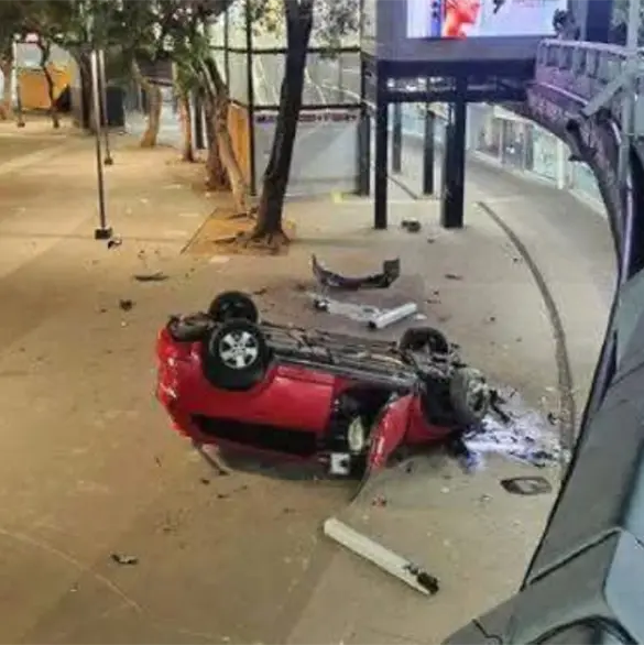 Video capta el momento en que camioneta impacta y cae desde la Glorietas de Insurgentes