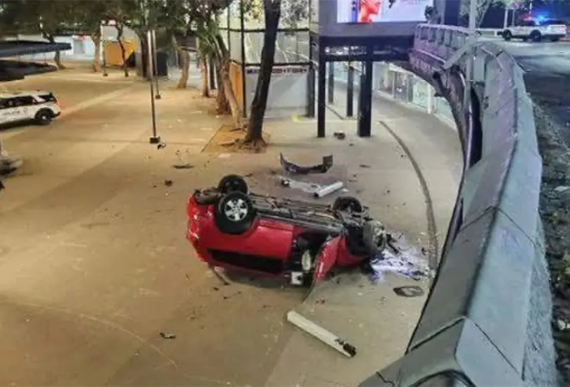 VIDEO: Así cayó camioneta desde la Glorieta de Insurgentes VIDEO: Así cayó camioneta desde la Glorieta de Insurgentes