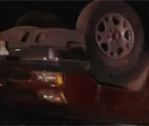 Conductor ebrio vuelca camioneta en Matamoros; llevaba dos esqueletos como "acompañantes"