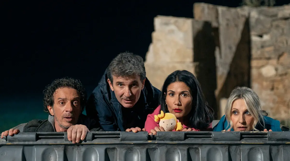 Sicilia Express (22 de diciembre). Poco antes de la Navidad, dos torpes amigos sicilianos que trabajan en Milán descubren un contenedor de basura que los teletransporta donde sus familias en cuestión de segundos.