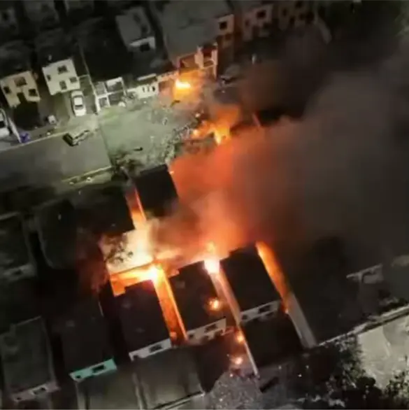 Momento exacto de la explosión de pirotecnia que causó el incendio en Pesquería; hay tres fallecidos Momento exacto de la explosión de pirotecnia que causó el incendio en Pesquería; hay tres fallecidos