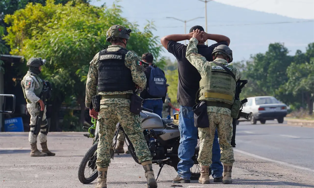  El funcionario también informó avances recientes en detenciones relevantes, entre ellas la captura de Pedro “N”, señalado como extorsionador, y la detención de “El licenciado”, uno de los autores intelectuales del homicidio del alcalde de Uruapan. 