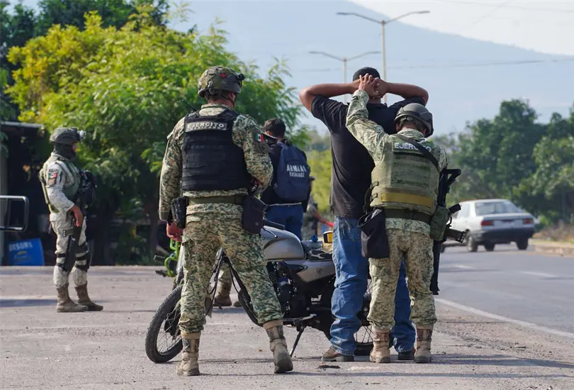 El funcionario también informó avances recientes en detenciones relevantes, entre ellas la captura de Pedro “N”, señalado como extorsionador, y la detención de “El licenciado”, uno de los autores intelectuales del homicidio del alcalde de Uruapan.