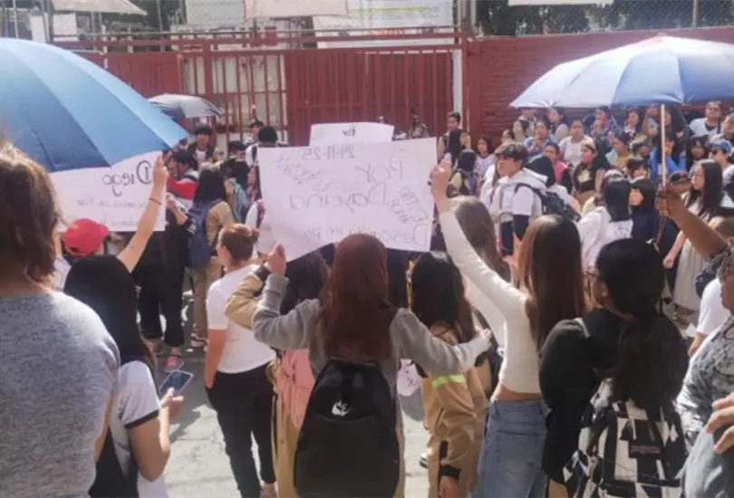 Meses antes, el plantel estuvo en el centro del debate público debido a un episodio de acoso escolar que terminó en un enfrentamiento entre madres de familia.