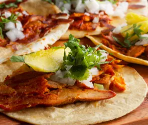 El taco al pastor: la tradición que nació en las calles chilangas y conquistó a todo México