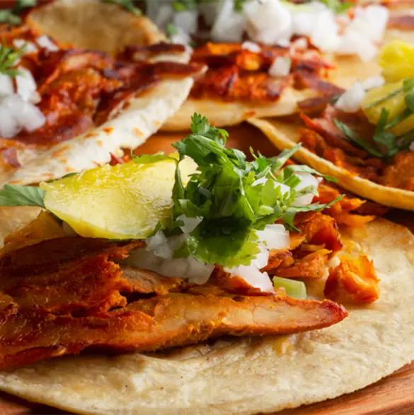 El taco al pastor: la tradición que nació en las calles chilangas y conquistó a todo México