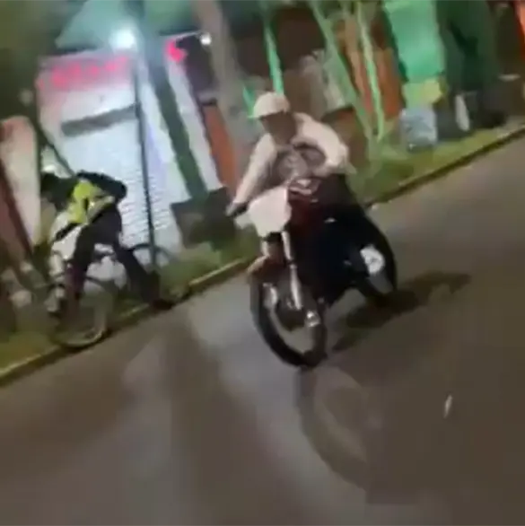 Es un potencial asesino: Identifican a motociclista que atacó a ciclista y lo presumió en TikTok