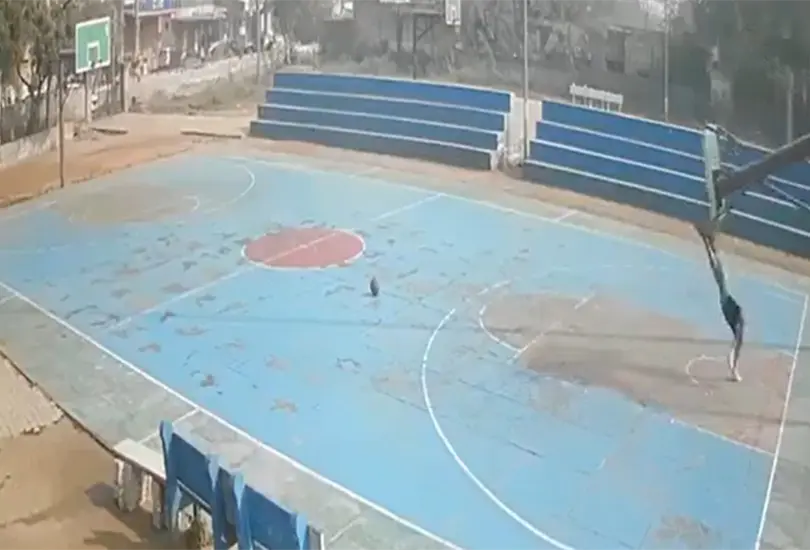 Joven atleta muere aplastado por canasta de baloncesto | VIDEO