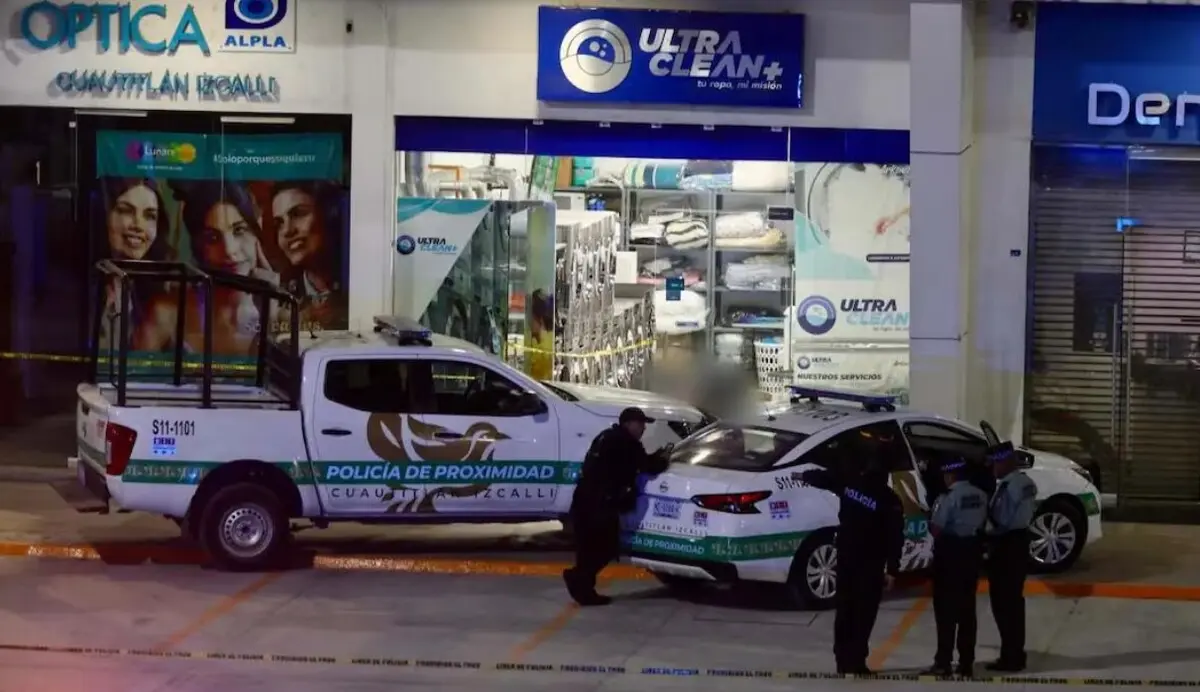  Tres atacantes dispararon más de 40 veces contra las víctimas y huyeron en motocicleta. 